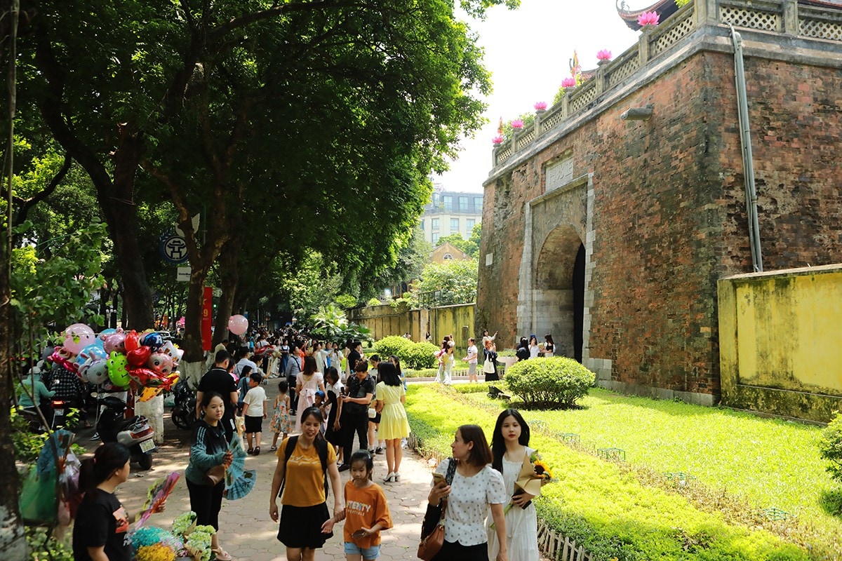Chụp ảnh, check in cổng thành